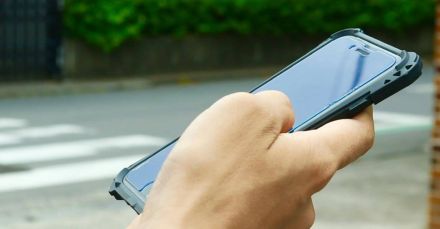 ついにシニア世代にも“ながらスマホ”が浸透!?　携帯電話利用者の約半数が歩行中や食事中に利用