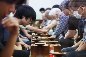 大阪・新世界で最後の将棋道場「三桂クラブ」が閉店　別れ惜しむ常連客らつめかける