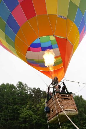 「おー、すごい」熱気球で楽しむ八ヶ岳の眺め　茅野市内で体験搭乗会