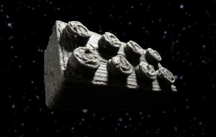 45億年前の隕石くずでレゴブロックを3D印刷→月で基地を建てる