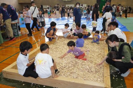 多彩な遊びを満喫　木育や昔遊びなど11ブースで体験　親子連れや小学生約200人／岡山・真庭市