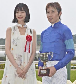 俳優・見上愛さん「温かさ感じる」　夏の福島競馬プレゼンター