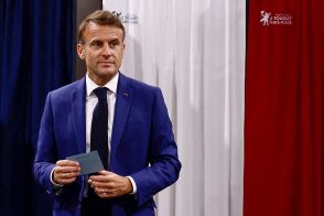 仏総選挙、右翼が大勝の予想　与党連合は３位転落か