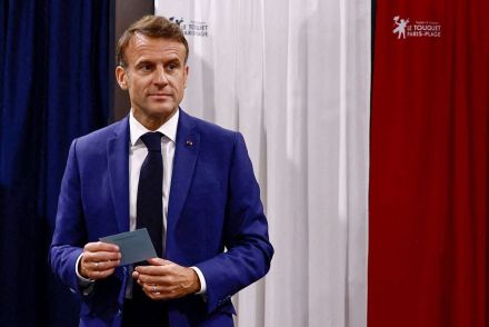 仏総選挙、右翼が大勝の予想　与党連合は３位転落か