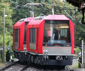 箱根湯本駅で線路上の配電線に倒木が接触　一部区間で運転見合わせ