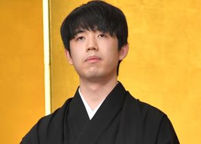 藤井聡太棋聖、最年少での永世称号獲得なるか　昼食には「肉うどん」