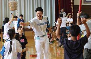【日本ハム】清宮幸太郎、山本拓実と小学校訪問「１試合でも多く子どもたちを喜ばせる試合を」