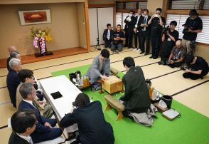 昼食休憩前に歩をぶつけた藤井棋聖　山崎八段は「魅せる将棋」　棋聖戦第３局中盤情勢