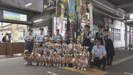 園児たちが夢や願いを短冊にこめて JR松山駅にジャンボ七夕飾りお目見え