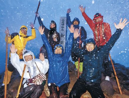 風雨の白山、夏山開き　濃霧で御来光拝めず