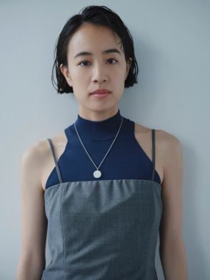 俳優・石橋静河が愛用する、定番のファッションアイテム