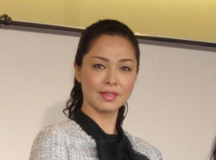 『ずっと素敵で憧れ』モデルで女優の53歳・川原亜矢子、”涼”を感じる白ワンピコーデに称賛「ステキです」「かわいい」