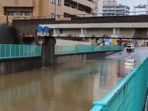 遮断機が作動せず車進入、1台立ち往生　広島県海田町のアンダーパス　大雨で冠水