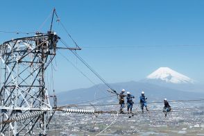 【密着ルポ・送電線工事】高度100メートルでの電力設備修繕現場を悩ませる“平成時代のツケ” 日本の電力供給を支えるラインマンの仕事とは？
