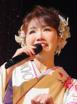 大沢桃子、都内でコンサート開催「愛の魔法」ミニスカート姿で歌唱　ファン1200人が熱い声援
