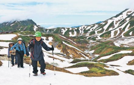 絶景眼下に一歩ずつ　立山で山開き、ライチョウが“歓迎”