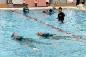 落水の危険を実体験　鋸南中1年生が海保の水泳教室で（千葉県）
