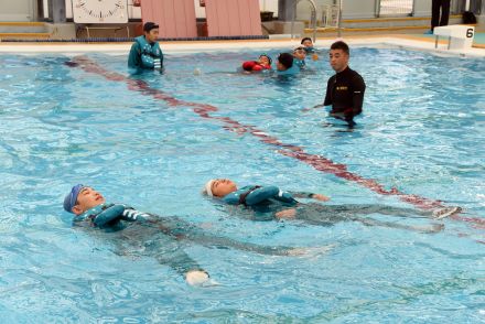 落水の危険を実体験　鋸南中1年生が海保の水泳教室で（千葉県）