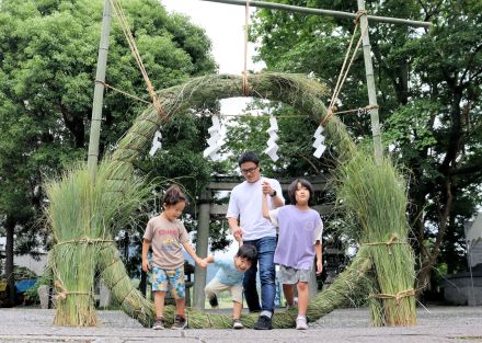 「ちょくちょく病気を健康に」子どもといっしょ　大きな茅の輪くぐれたよ　京都・亀岡