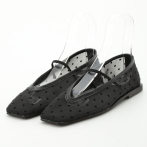 キラキラ、シアー…普段着もキレイ目に変わる「黒フラット靴」3選｜VERY