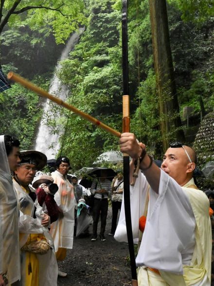 破魔矢を放ち「養老の滝」滝開き　岐阜・養老町、夏の行楽シーズン到来