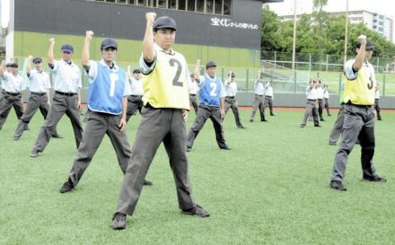 審判も準備万端、ストライクゾーン確認　6日の大阪大会開幕へ研修会