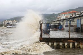 カリブ海に「極めて危険」なハリケーン、停電など強風被害