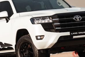 トヨタ新型「ランドクルーザー“300”」発表！ タフ感高めた本格SUV！ 黒感高め外装がカッコイイ「“勝利”仕様」に熱望の声も UAEで約1350万円
