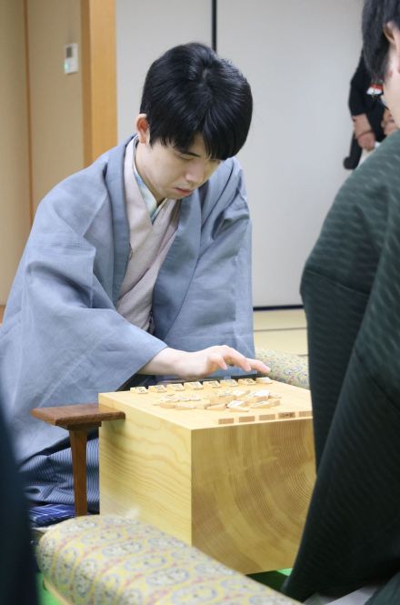 自分を信じた異世界攻略　藤井棋聖が山崎流序盤術打ち破り５連覇　ヒューリック杯第95期棋聖戦五番勝負第３局