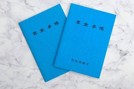 親の年金額が「月20万円」と発覚！ 現役世代の私の「給与」と同じなのですが、さすがに「手取り」は私のほうが多いですよね…？