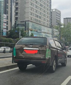 「生まれて初めて見る」…路上を走行中の「ガムテーム補修バックライト」車両＝韓国