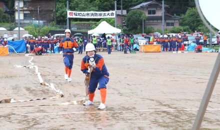 泥のしぶきものともせず　消防団員が機敏にポンプ操作　「一つになって」消火の技競う