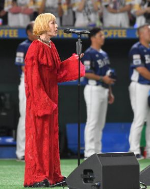 真っ赤なドレスの木村カエラが「白のキセキ２０２４」で国歌独唱　ＳＮＳ「歌うますぎて仰天」「赤かったなー」