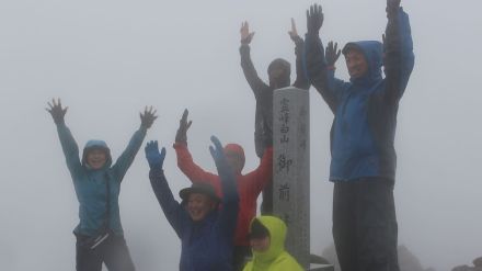 「雨ニモマケズ」白山登山 ご来光はなくとも広がる絶景に夏山開きの登山客は大満足