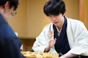 藤井聡太７冠「瀬戸市出身で良かった」棋王就位式で同郷・瀬戸朝香の祝福受ける