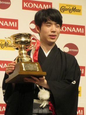 藤井聡太棋王、初防衛に「さまざまな経験することができた」棋王就位式／将棋