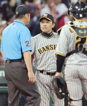 【阪神】岡田彰布監督が山本貴球審に抗議、６回の二塁フォースプレーに関することか