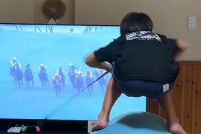 9歳少年「未来のジョッキー」がイメトレ動画で「乗っているもの」に驚き　「体幹エグすぎ」「恐ろしい事になってる」