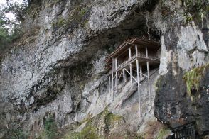 「無事に帰れますように…」断崖絶壁、険しすぎる岩肌にスッポリ建てられた“ナゾの神社”…高知県の山奥で“想像を絶する”参拝をしてきた