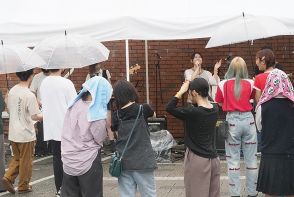 福知山駅のSL前で野外フェス　高校大学9バンドが雨吹き飛ばして演奏