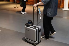 障害物や歩行者を回避しながら、視覚障害者をナビゲートするロボット「AIスーツケース」ってどんなもの？