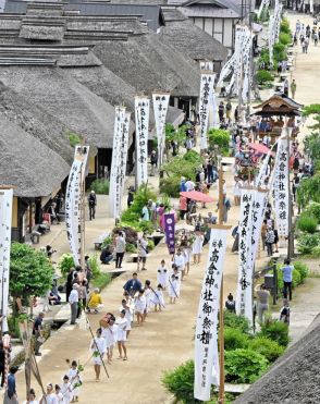大内宿の夏の風物詩「半夏まつり」　みこしの行列が練り歩く　かやぶき屋根の家並みの中　福島県下郷町