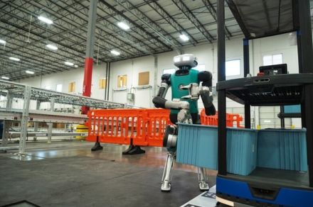 二足歩行のヒューマノイドロボット労働者の「初仕事」…物流倉庫で箱運搬