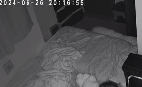見守りカメラを確認したら、寝ていたはずの0歳娘が……　小さな体で見せた大きな存在感に「めちゃくちゃかわいい」「フレンドリー」
