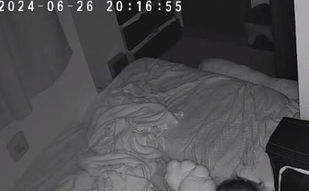 見守りカメラを確認したら、寝ていたはずの0歳娘が……　小さな体で見せた大きな存在感に「めちゃくちゃかわいい」「フレンドリー」