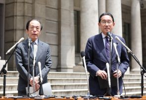 「経済に元気を与えて」　岸田首相、日銀で新紙幣の発行現場を視察　