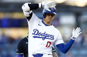 大谷翔平、7月も好スタート！ 左翼二塁打&中前打でマルチ安打を記録　第2打席は自打球で痛みに耐えて打席へ、観客からは歓声