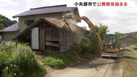 道路側に傾いていた納屋に重機 「公費解体」小矢部市で始まる 富山