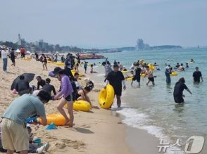 韓国・江陵の海水浴場、6月海開きで避暑客8万人の大盛況