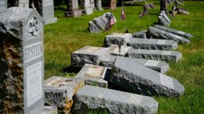 ユダヤ人墓地２カ所で墓石１７６基に被害　米シンシナティ